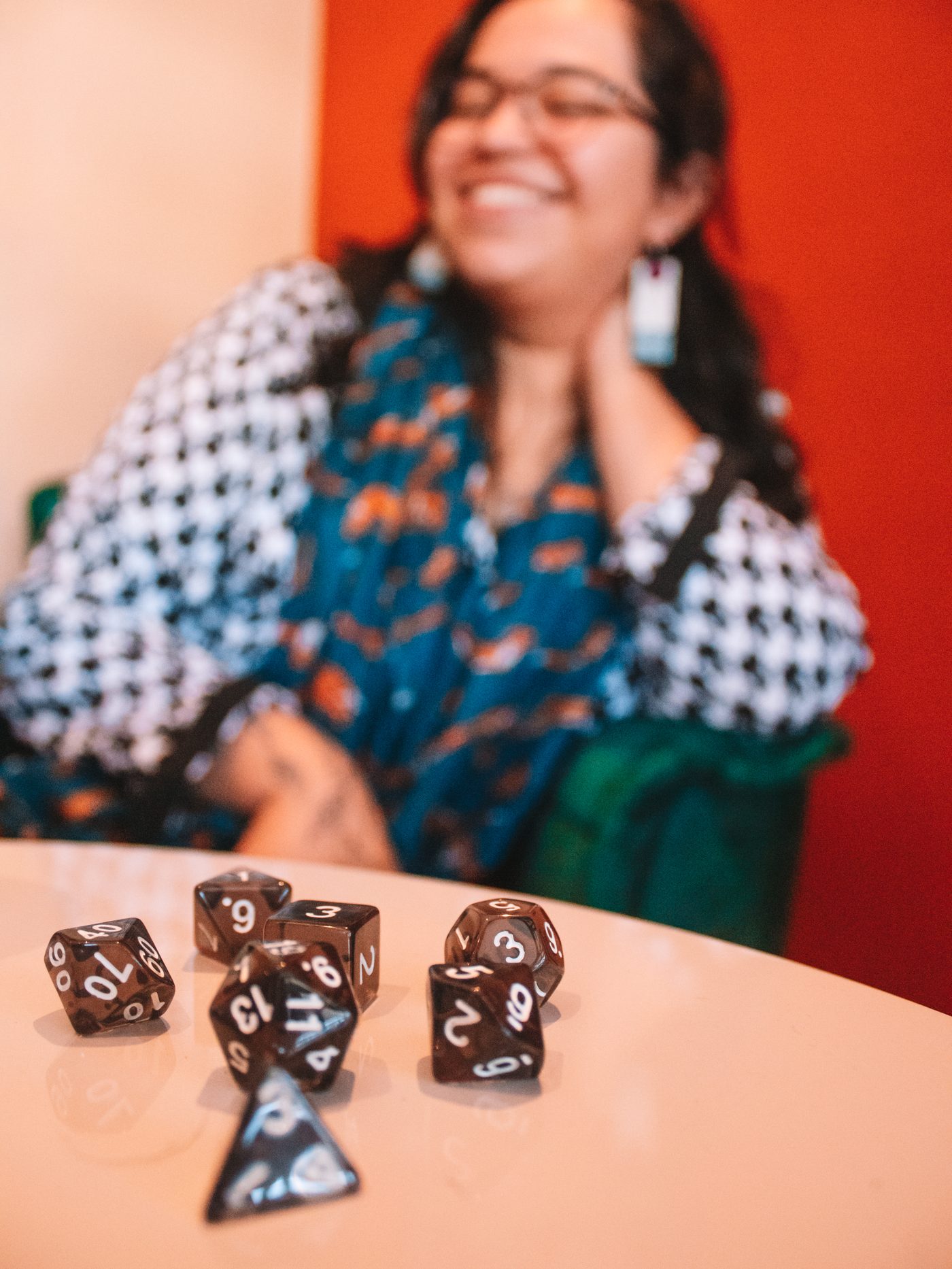 Nana com dados de RPG na mesa do consultório